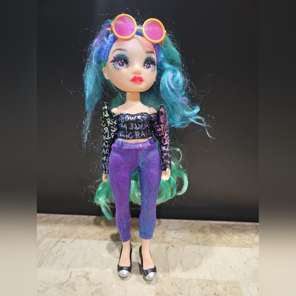 Rainbow High Twins Holly DeVious Articulated MGA 2020 Doll Outfit Pink Shoes